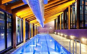 Central Melbourne - Pool, Gym, Views & Free Parking